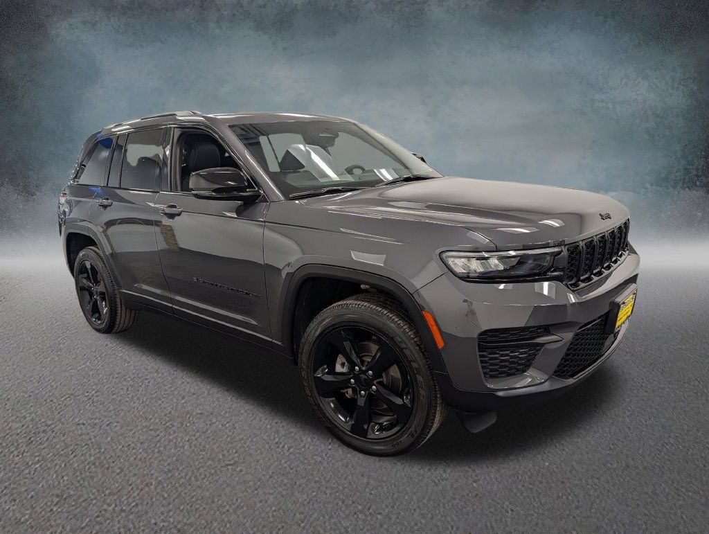 Used 2025 Jeep Grand Cherokee Altitude AWD/4WD image 3