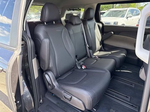 Used 2026 Kia Carnival EX FWD image 11