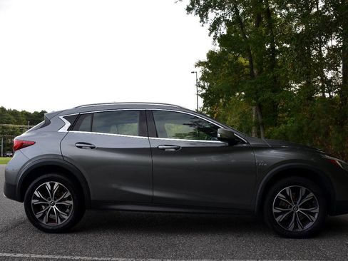 Used 2017 INFINITI QX30 Premium w/ Navigation Package image 6