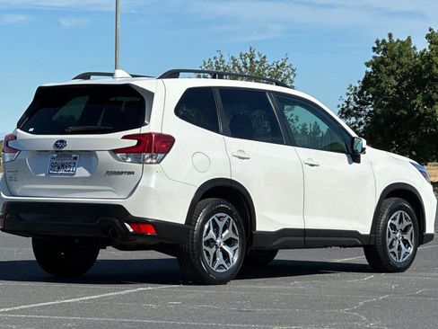 Used 2020 Subaru Forester Premium image 4