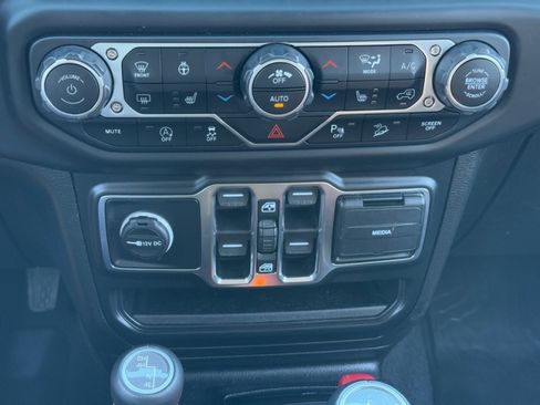 Used 2020 Jeep Wrangler Unlimited Sahara image 21