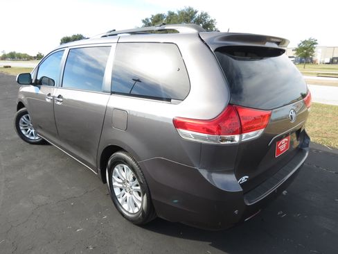 Used 2012 Toyota Sienna XLE image 5