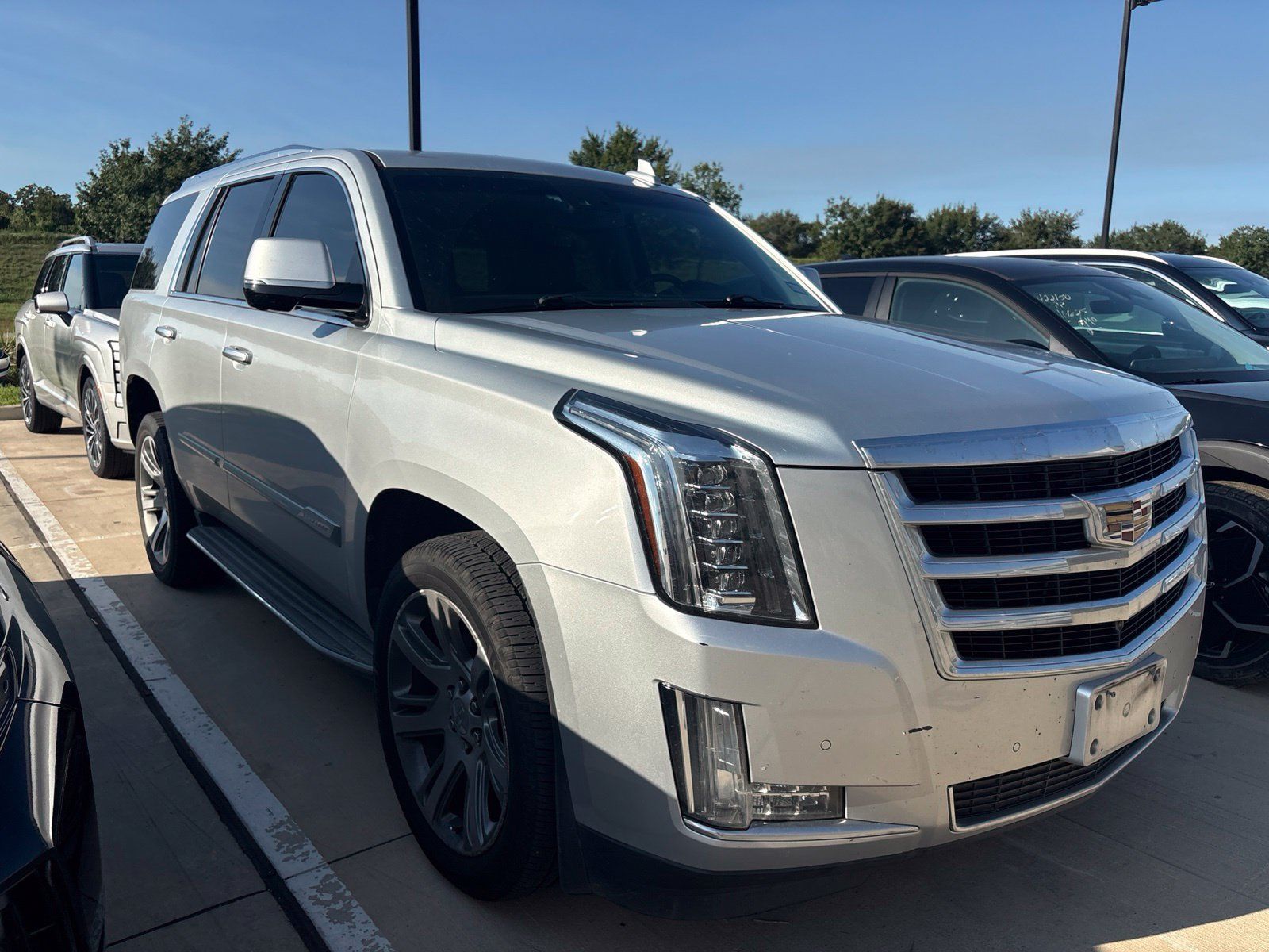 Used 2016 Cadillac Escalade Luxury AWD/4WD image 3