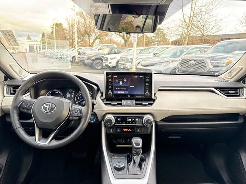 Used 2021 Toyota RAV4 XLE Premium image 18