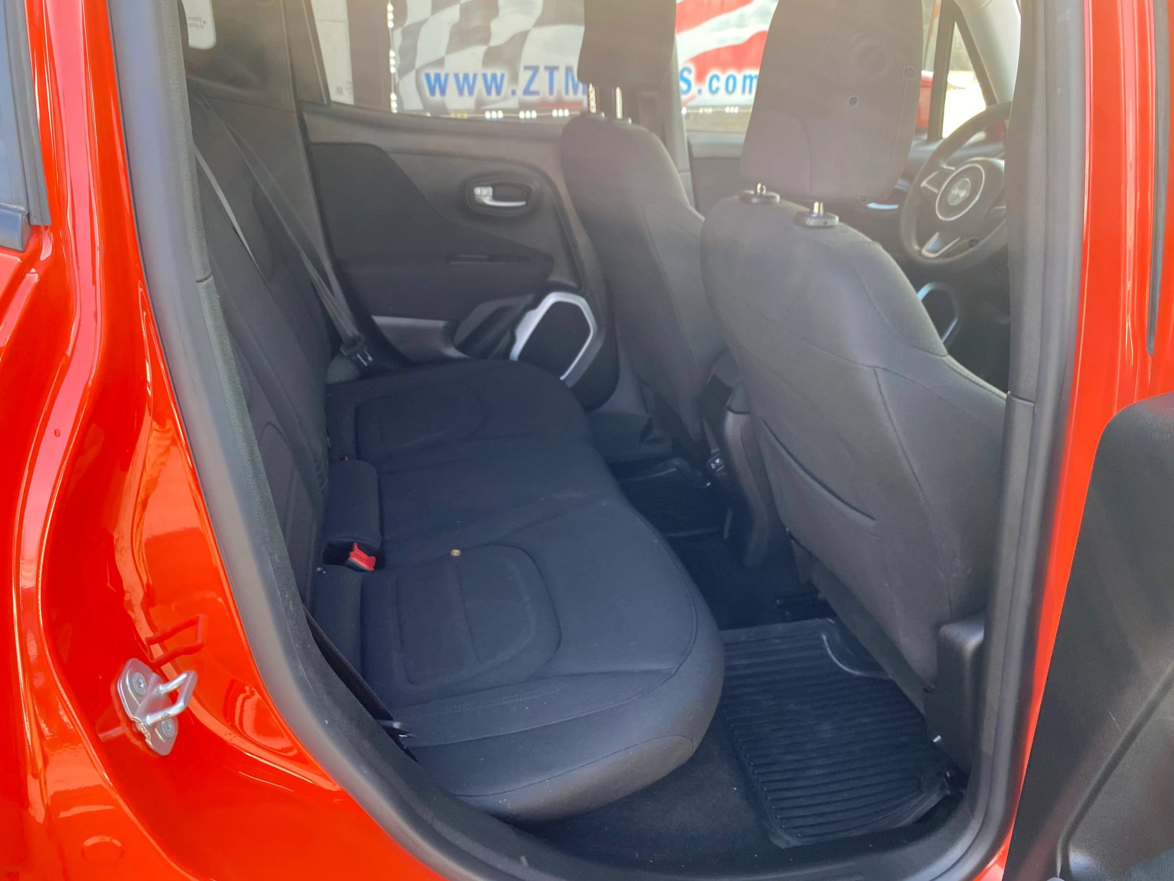 Used 2019 Jeep Renegade Latitude FWD image 11