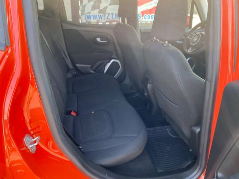 Used 2019 Jeep Renegade Latitude FWD image 11