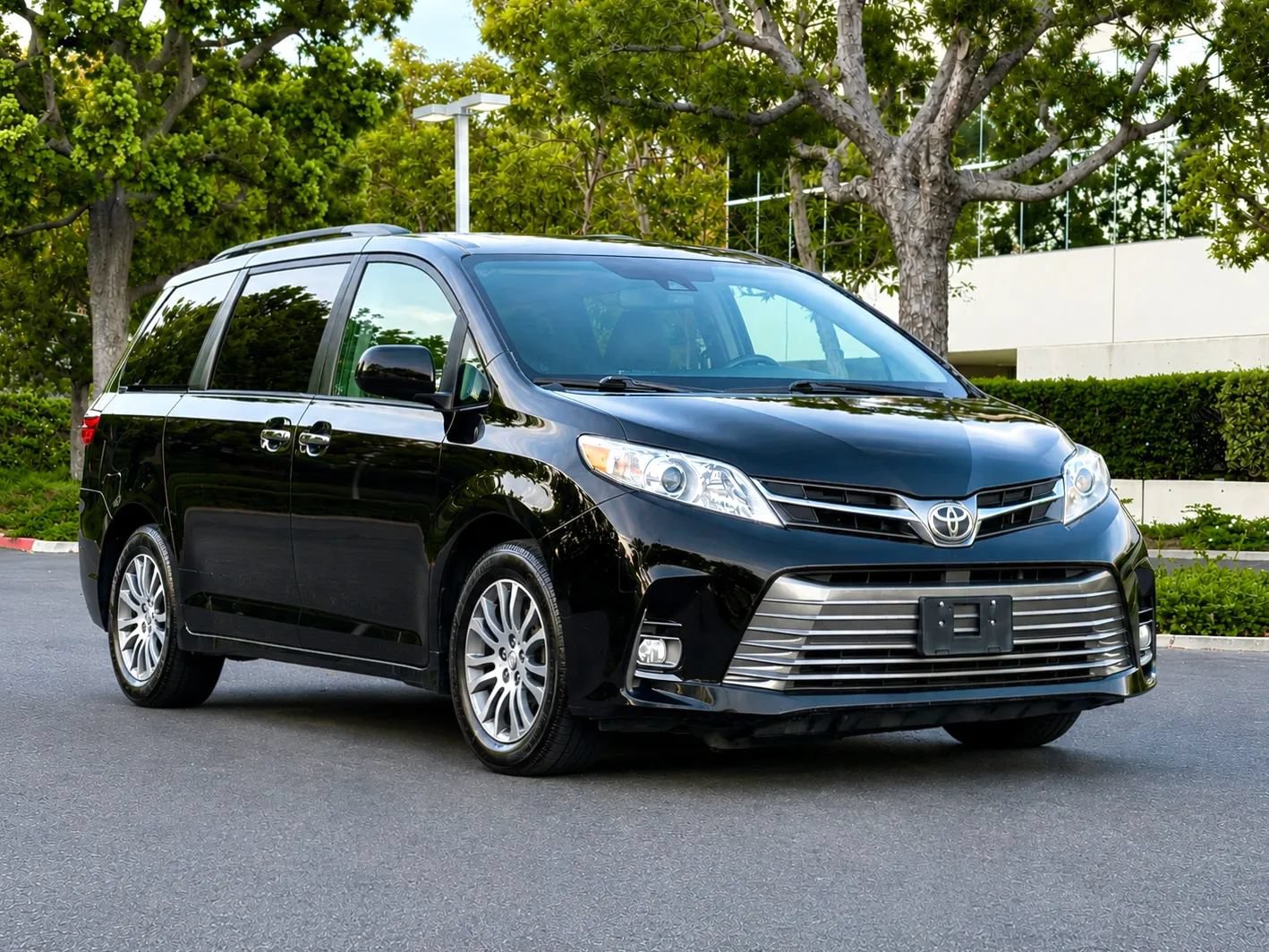 Used 2020 Toyota Sienna XLE w/ XLE Navigation Package FWD image 1