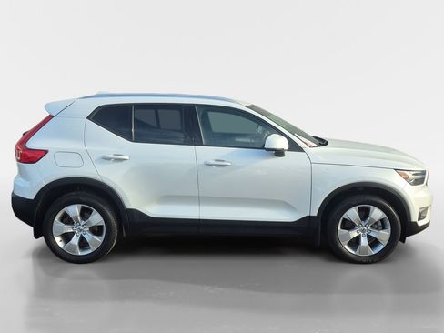 Used 2022 Volvo XC40 T5 Momentum AWD/4WD image 3