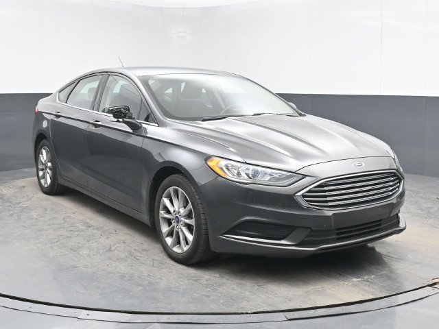 Used 2017 Ford Fusion SE w/ Fusion SE Technology Package FWD image 2