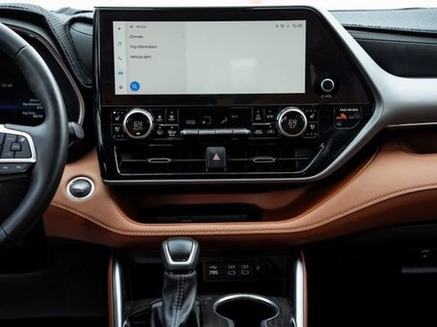 Used 2024 Toyota Highlander Platinum image 19