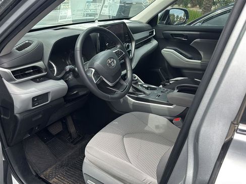 Used 2023 Toyota Highlander LE image 3