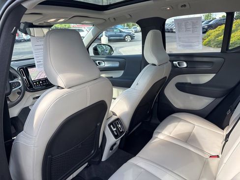 Certified 2026 Volvo XC40 B5 Plus AWD/4WD image 32