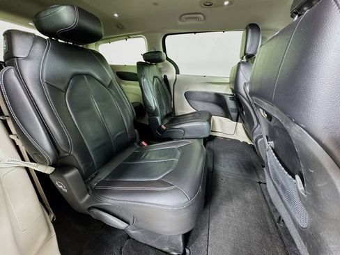 Used 2022 Chrysler Pacifica Touring-L FWD image 27