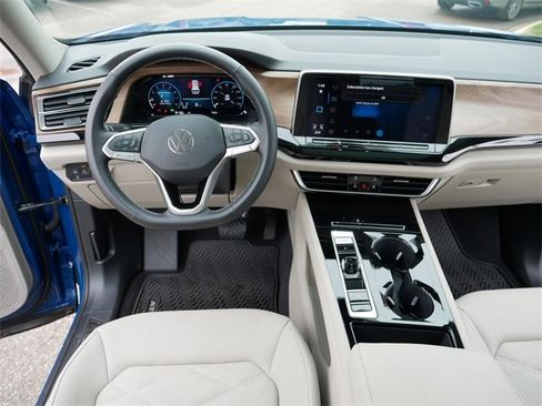 Certified 2025 Volkswagen Atlas SE image 22