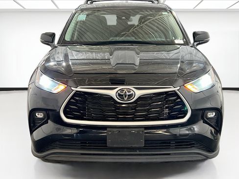 Used 2022 Toyota Highlander LE image 2