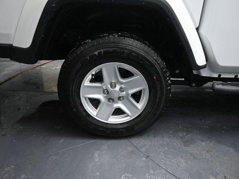 Used 2022 Jeep Gladiator Sport image 17