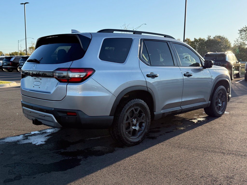 Used 2025 Honda Pilot TrailSport image 5