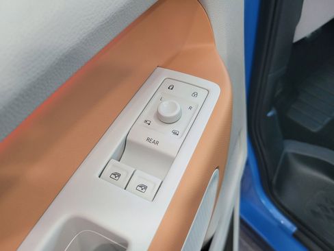 Used 2025 Volkswagen ID. Buzz 1st Edition image 15