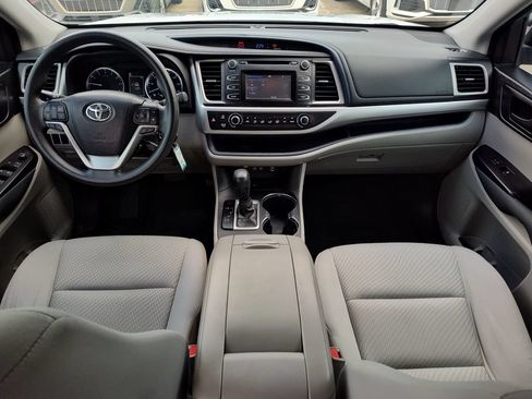 Used 2018 Toyota Highlander LE FWD image 28