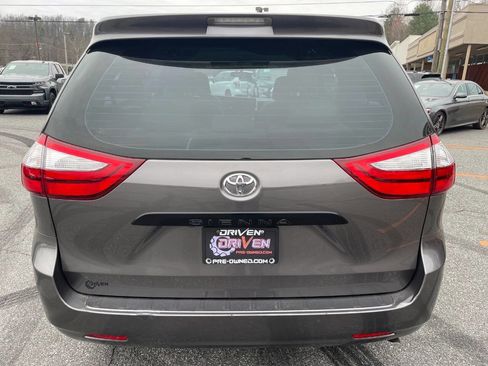 Used 2015 Toyota Sienna L image 10