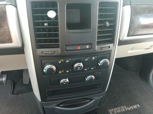 Used 2010 Dodge Grand Caravan SXT FWD image 19