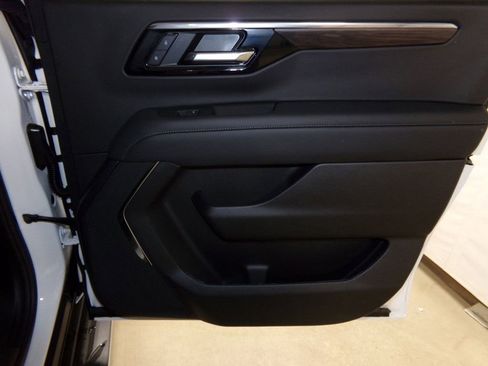 New 2025 Chevrolet Suburban LS image 9