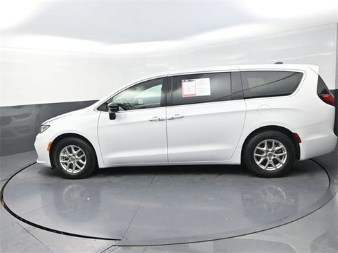 Used 2024 Chrysler Pacifica Touring-L image 4