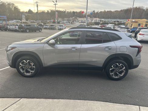 Used 2024 Chevrolet Trax LT w/ Driver Confidence Package image 5