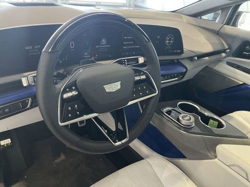 Certified 2025 Cadillac Optiq Sport 2 w/ LPO, ONYX Package image 19