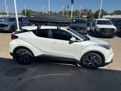 Used 2018 Toyota C-HR XLE FWD image 3