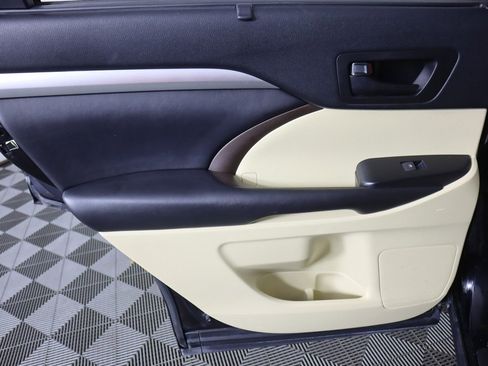Used 2018 Toyota Highlander XLE image 27