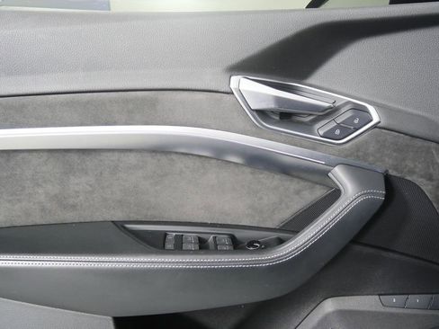 Used 2019 Audi e-tron Prestige w/ Prestige Package image 9