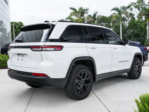 Used 2025 Jeep Grand Cherokee Altitude RWD image 10