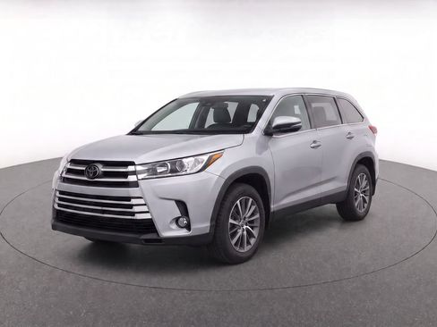 Used 2019 Toyota Highlander XLE FWD image 2