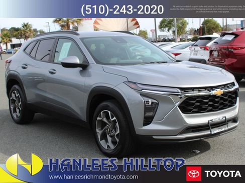 Used 2025 Chevrolet Trax LT w/ LT Convenience Package image 5