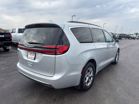 Certified 2022 Chrysler Pacifica Limited w/ Uconnect Theater Family Group AWD/4WD image 5