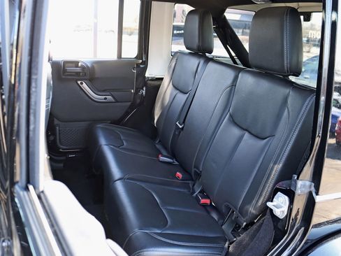 Used 2018 Jeep Wrangler Unlimited Sahara image 29