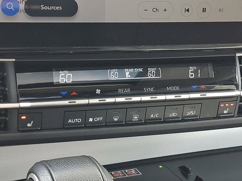 Certified 2025 Toyota Sienna XLE FWD image 18