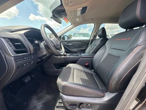 Used 2025 Nissan Rogue SV AWD/4WD image 2