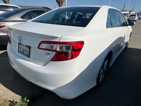 Used 2014 Toyota Camry L image 2