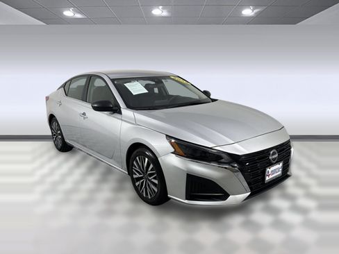 Used 2025 Nissan Altima 2.5 SV FWD image 7