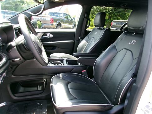 Certified 2025 Chrysler Pacifica Limited FWD image 7