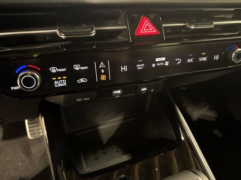 Certified 2025 Kia Niro SX Touring image 24