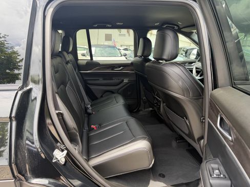 Used 2025 Jeep Grand Cherokee Limited w/ Black Appearance Package RWD image 17