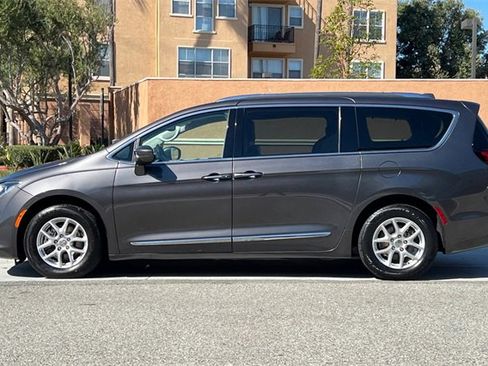 Used 2020 Chrysler Pacifica Touring-L image 7