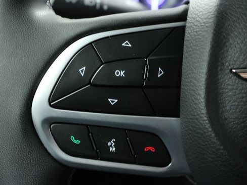 Used 2023 Chrysler Pacifica Touring-L FWD image 21