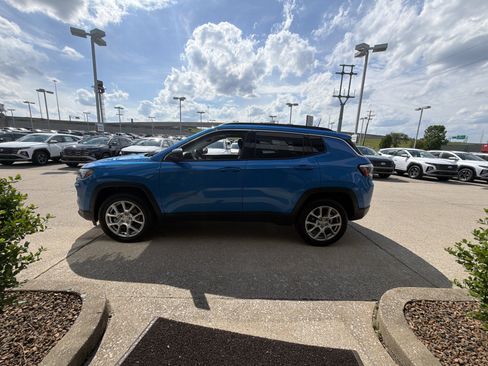 Used 2022 Jeep Compass Latitude w/ Sun and Sound Group AWD/4WD image 15