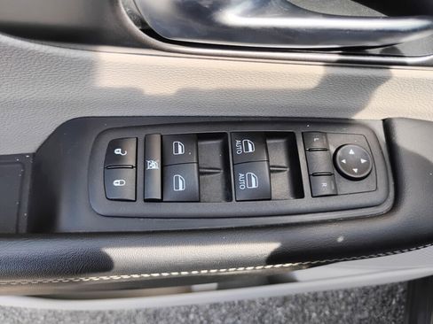 Used 2023 Chrysler Pacifica Touring-L FWD image 14
