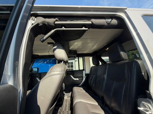 Used 2015 Jeep Wrangler Unlimited Rubicon w/ Connectivity Group AWD/4WD image 11