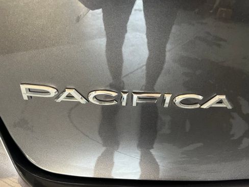 Used 2023 Chrysler Pacifica Limited FWD image 43